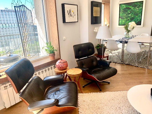 Dos sillones Eames Lounge Chair originales de Vitra, versión New Dimensions