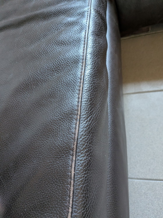 Image 1 of Conjunto de sofá seccional de cuero de diseño W. Schillig con sillón y otomana con espacio de almacenamiento.