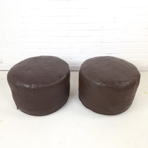 2x Vintage Round Patchwork Leather Pouf Dark Brown 1970s – hockers en poefs