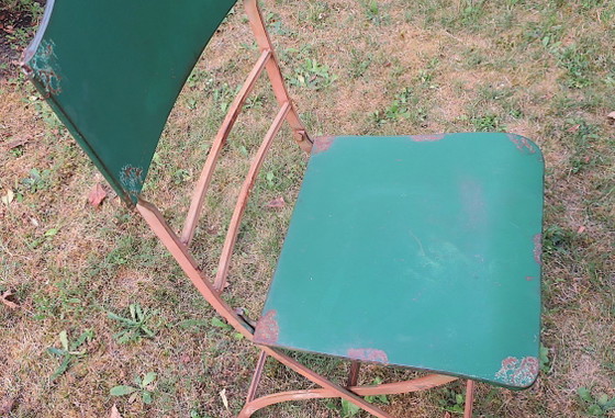 Image 1 of Tuintafel en 2 stoelen van verweerd, geverfd ijzer uit het midden van de 20e eeuw, jaren 60.