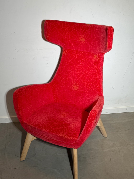 Sillón auxiliar de respaldo alto en terciopelo rojo con estampado floral. – Sillones (photo 5 of 7)