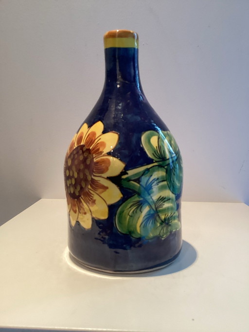 Holen Sie sich die französische Sonne ins Haus mit dieser handbemalten Vase aus der Provence Atelier Martik.
