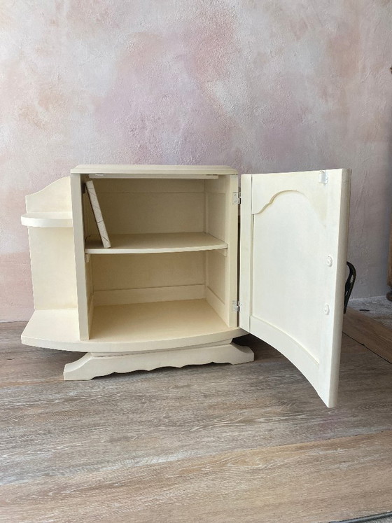 Image 1 of Mesita de noche Art Déco: profundo contraste entre la madera de nogal y la pintura color crema.