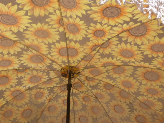 Image 1 of Vintage kantelbare parasol met franjes en zonnebloemmotief - jaren 70/80 - Sauvagnat, gemaakt in Frankrijk