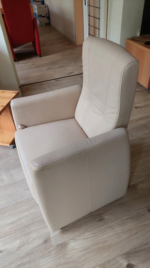 6x armchairs leather. 2x white and 4 x red.