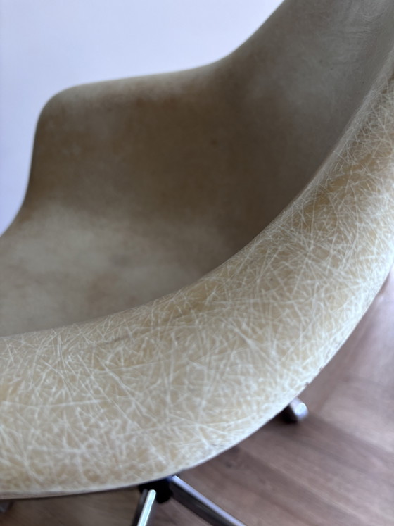 Image 1 of prachtige vintage Eames Fiberglass Armchair van Herman Miller, ontworpen door het iconische ontwerpersduo Charles en Ray Eames