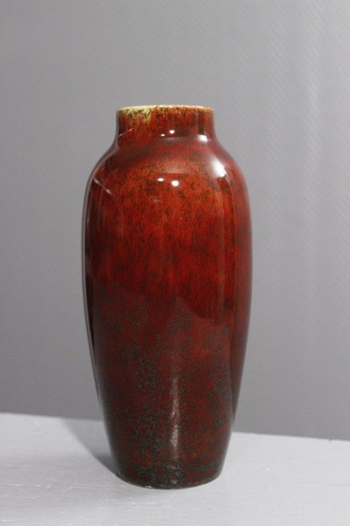 Paul Milet in Sèvres, Porzellanvase mit oxbloodfarbenem Emaille, um 1920
