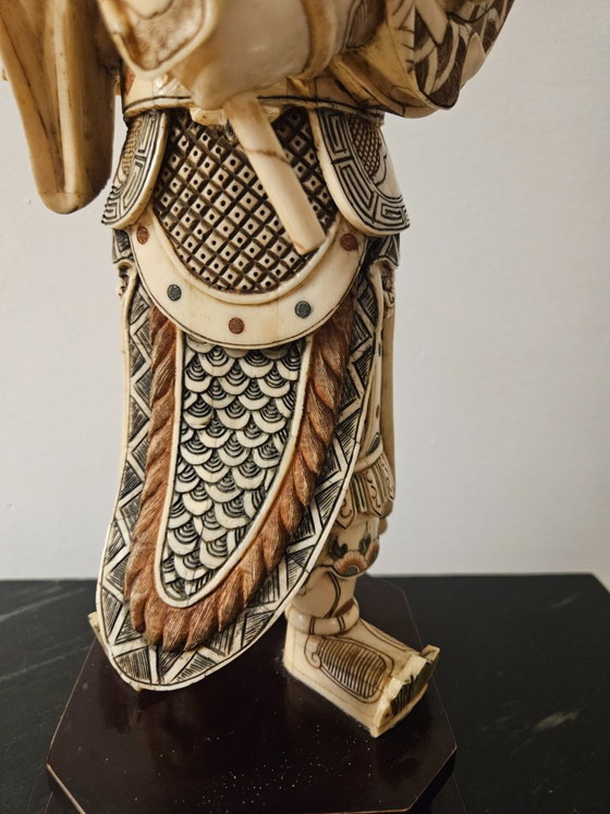 Image 1 of Beeld van Chinese Mo Li Hong Heavenly King, polychroom en scrimshaw gedecoreerd, met houten kern, eerste helft 20e eeuw