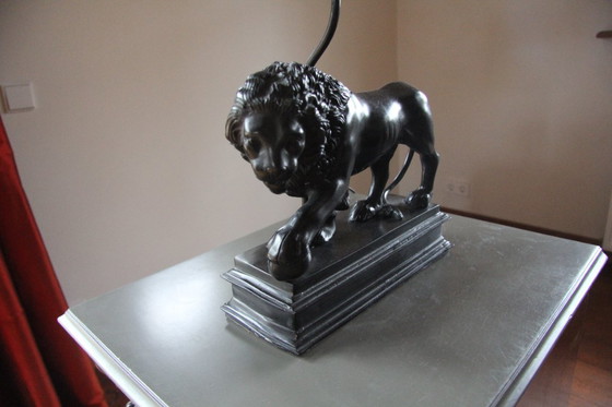 Image 1 of 2 bijzondere vintage tinkleurige tafellampen met leeuwen voet 