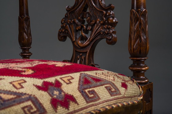 Image 1 of Italienische Eckstühle im Stil der Renaissance des 19. Jahrhunderts aus geschnitztem Nussbaumholz, 2er-Set