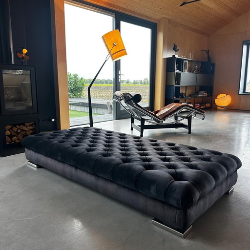 Pouf-lit original Eric Kuster avec table basse en velours Swarovski