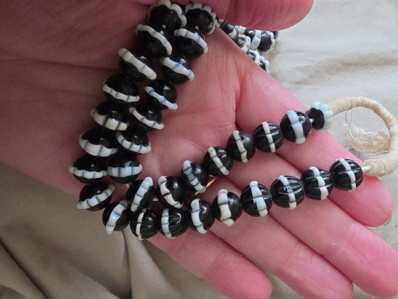 Dog tooth Rüschen schwarze Handelsperlen, Dekorative Objekte, Glas, Stoff (Foto 2 von 5)