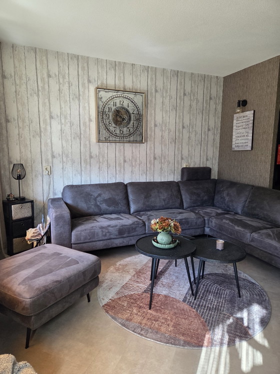 Image 1 of Mooie zgan 2 jaar oud antraciet grijze loungebank met Hocker 