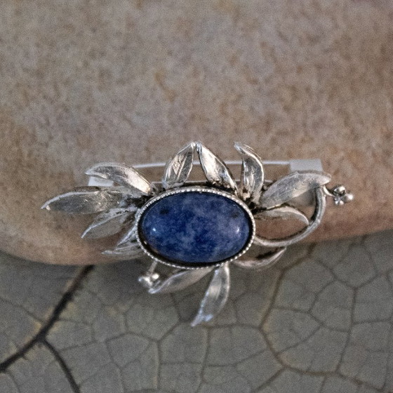 Image 1 of Broche vintage en forme de feuille argentée avec cabochon de lapis-lazuli