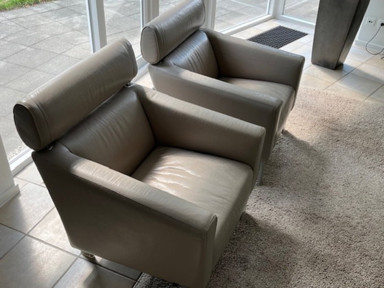 Leolux Patachou armchairs in liver-colored Scandinavia leather with legs in epoxy-lacquered aluminium (photo 7 of 7)