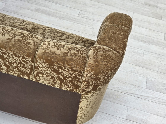 Image 1 of Canapé danois 3 places des années 1960, velours d'ameublement vert, pieds en bois de frêne