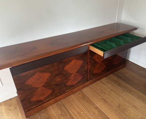 Aparador de lujo de mediados de siglo, hecho a mano en nogal veteado.