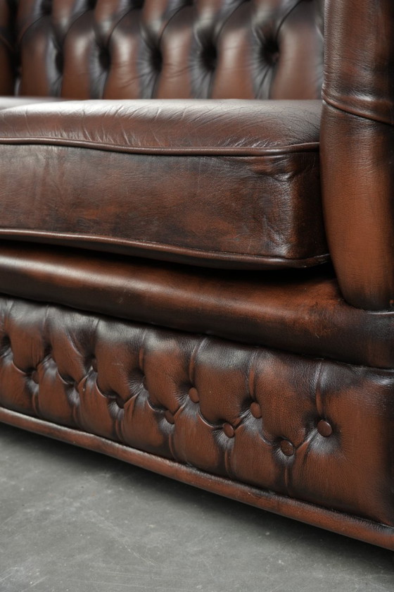 Image 1 of Wunderschönes Chesterfield-Sofa im englischen Stil, 2-Sitzer aus Rindsleder in einem schönen, zeitlosen Braunton.