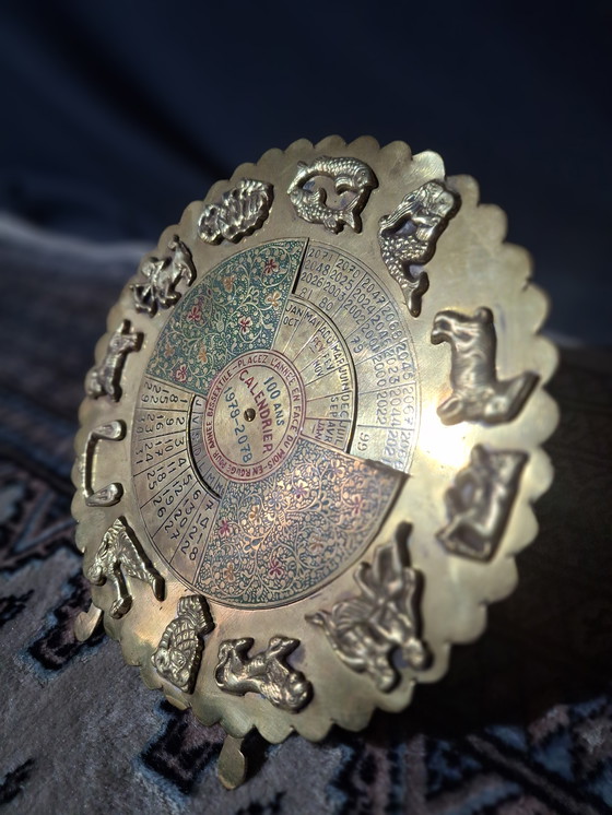 Image 1 of Perpetual calendar in gilded brass – Zodiac – 100 years (1978–2078)