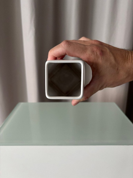 Königliche weiße Keramikvase mit geometrischem Design, Royal, Vasen, Modern (Foto 6 von 9)