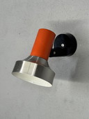 Mid Century wandspot in oranje en geborsteld aluminium – verstelbare designklassieker