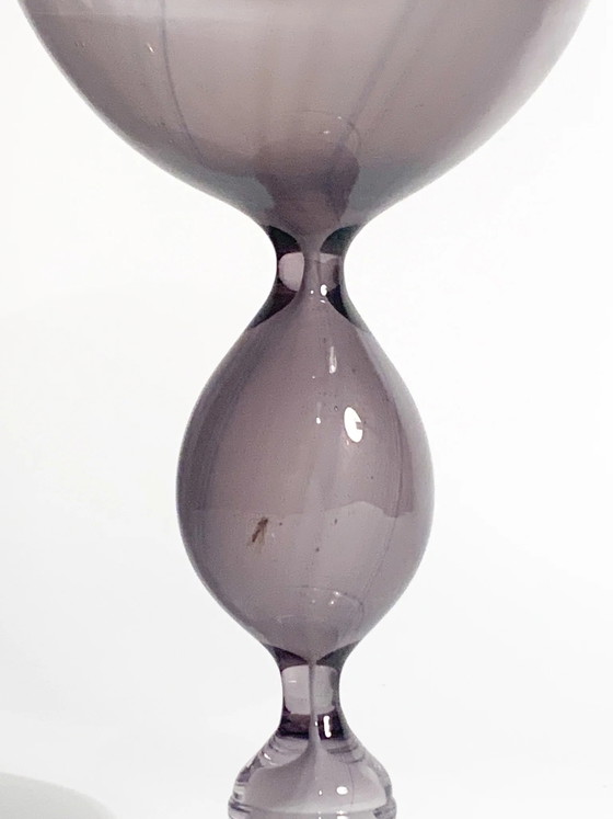 Calice in vetro soffiato viola a forma di clessidra di Kosta Edenfalk, anni '90, Oggetti decorativi (foto 2 di 10)