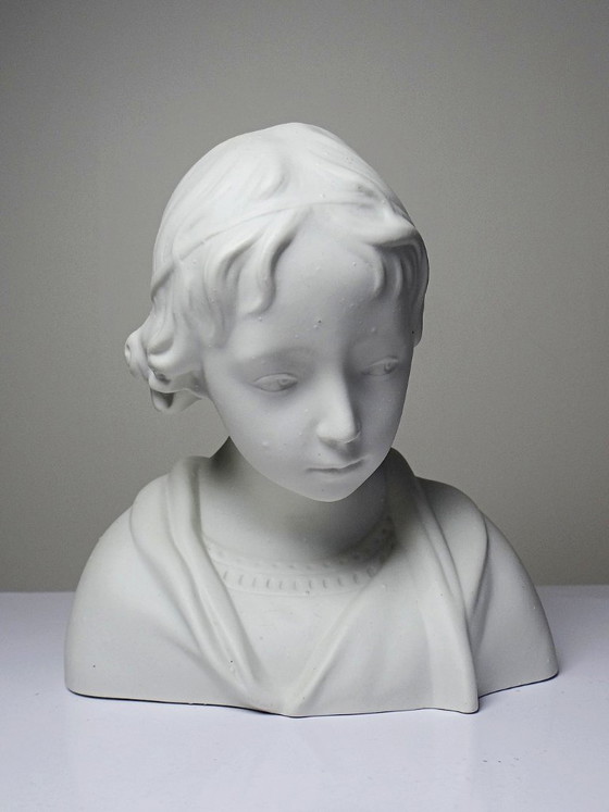 Image 1 of Busto de un niño en bizcocho de porcelana blanca de Limoges, obra de Camille Tharaud.