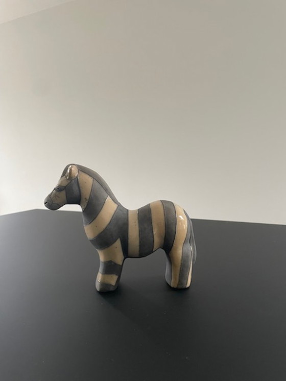 Image 1 of Estatua de cebra de cerámica raku – diseño artesanal