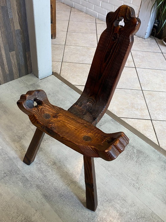 Image 1 of antieke brutalistische driepootstoel n2 gesneden massief hout