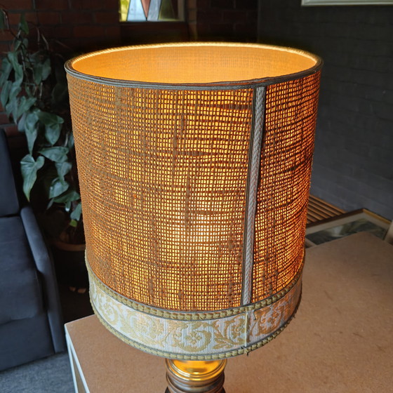 Image 1 of Auffällige Tischleuchte aus Messing und Holz mit Bastschirm – Hollywood Regency Stil, ca. 1970