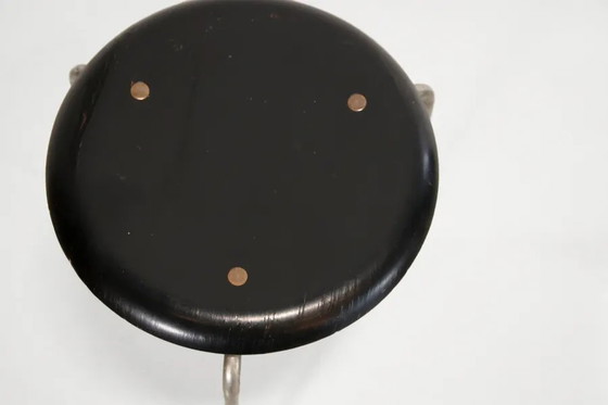 Very early edition Arne Jacobsen DOT stool model 3170 by Fritz Hansen – Wood, Brass, Vintage (photo 4 of 8)