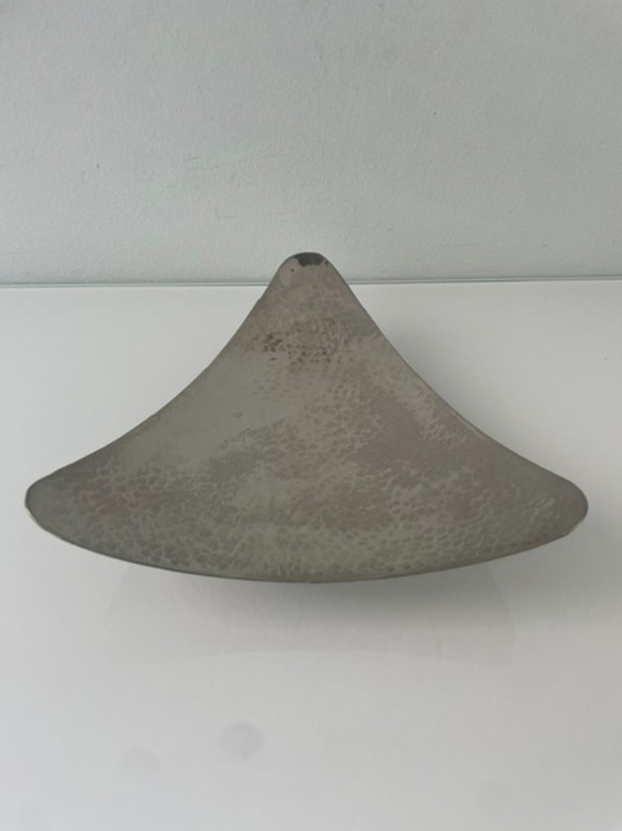 Image 1 of Vintage triangular metal bowl on a base – hammered texture