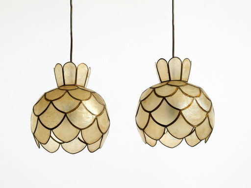 Zwei sehr elegante, atemberaubend schöne Pendelleuchten im Mid-Century-Modern-Stil aus Capiz-Muscheln