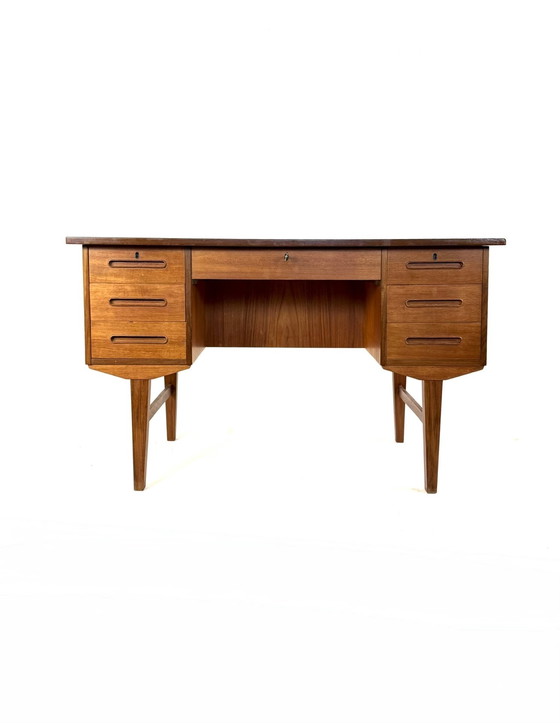 Image 1 of Vintage vrijstaand Deens teakhouten bureau ‘60