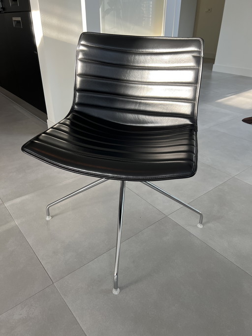 8x Arper zwart leren (draai)stoel