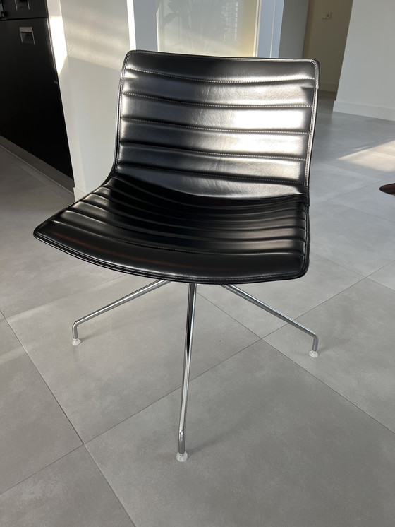 Image 1 of 8x Arper zwart leren (draai)stoel