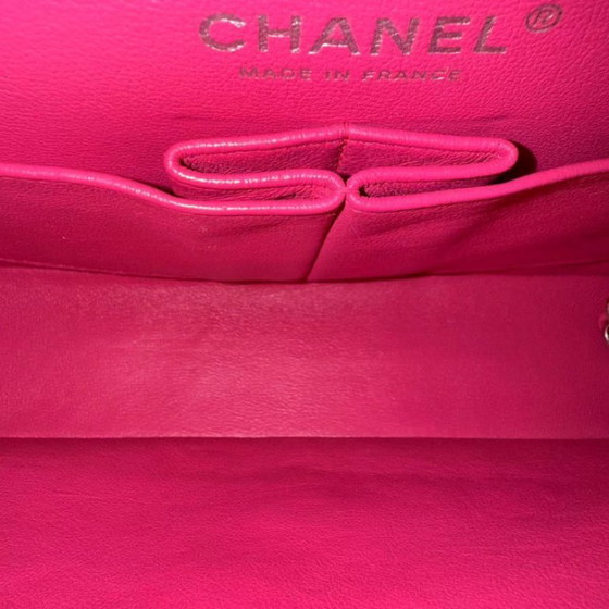 Image 1 of Sac Chanel Classic Flap moyen - Agneau matelassé rose fuchsia, finitions argentées, Série 19
