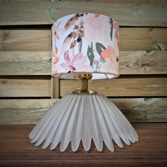 Image 1 of Tischlampe, Nachttischlampe, antiker Globusfuß und Blumenschirm