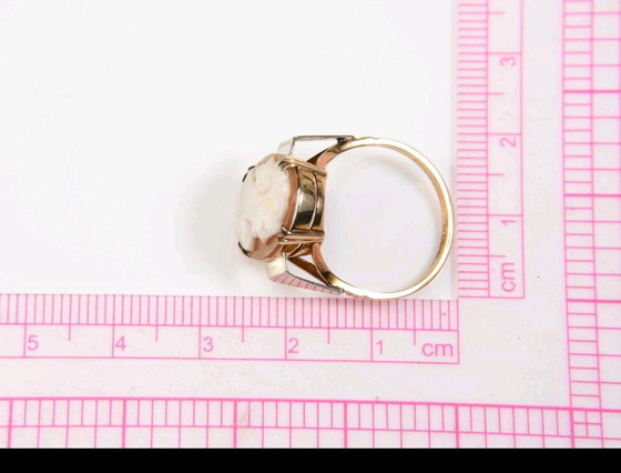 Image 1 of Beautiful 375 9kt gold ring with shell cameo