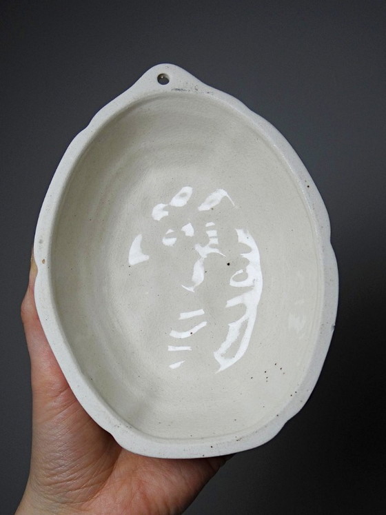 Image 1 of Set van 3 aardewerken puddingvormen, met reliëfversiering, vintage jaren 80-90.