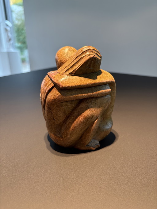 Talla de madera estilizada de una pareja abrazándose