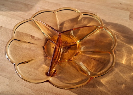 Geteilte Servierschale aus bernsteinfarbenem Pressglas im Mid-Century-Stil.