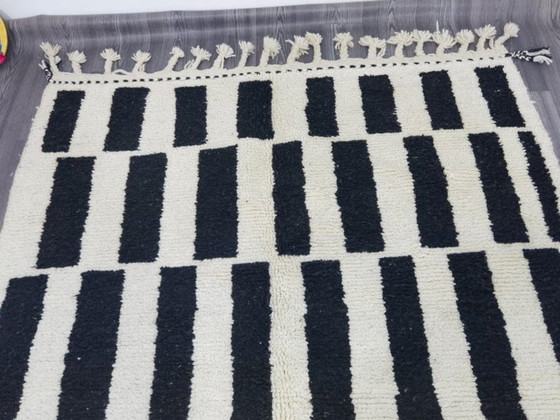 Image 1 of Tapis artisanal blanc-noir fait main 250cmx150cm 