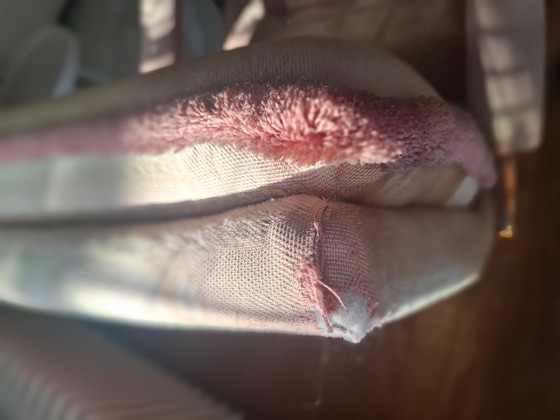 Image 1 of Sessel und Hocker im Stil der 70er Jahre in Altrosa. Beide stehen auf stabilen Metallbeinen und sind um 360° drehbar.