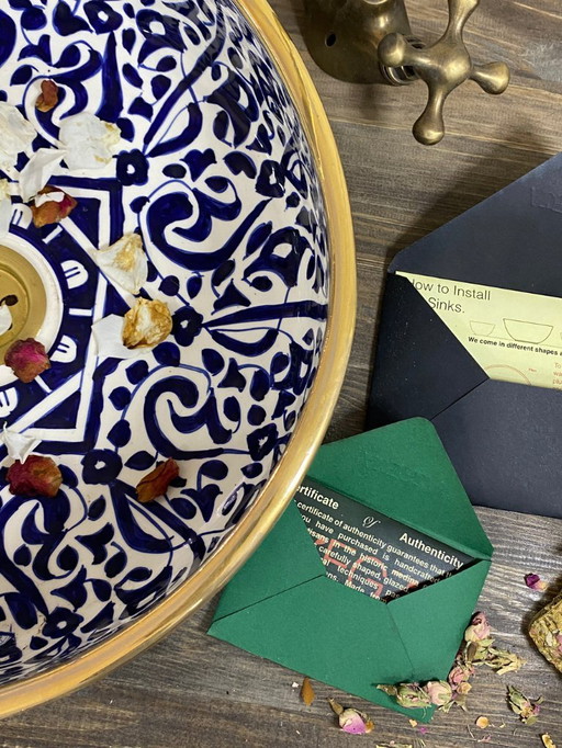 Marokkanisches Waschbecken mit blauem Blumenmuster und Messingrand – Aufsatzwaschbecken