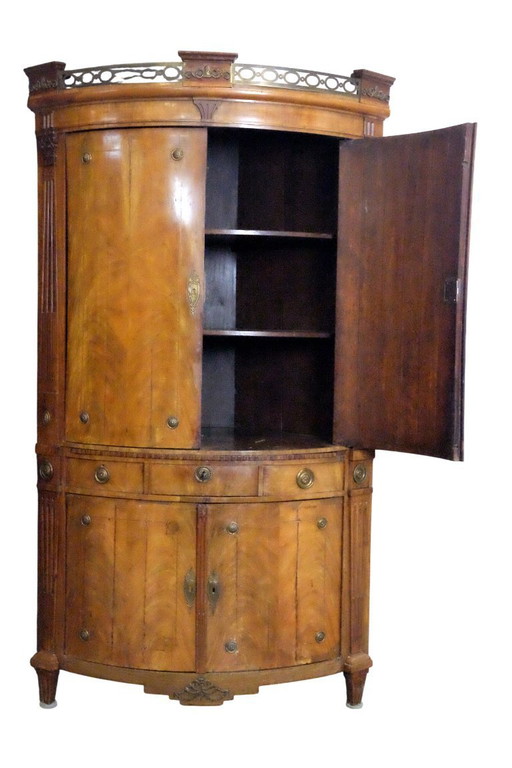 Magnifique armoire d'angle en acajou du XVIIIe siècle