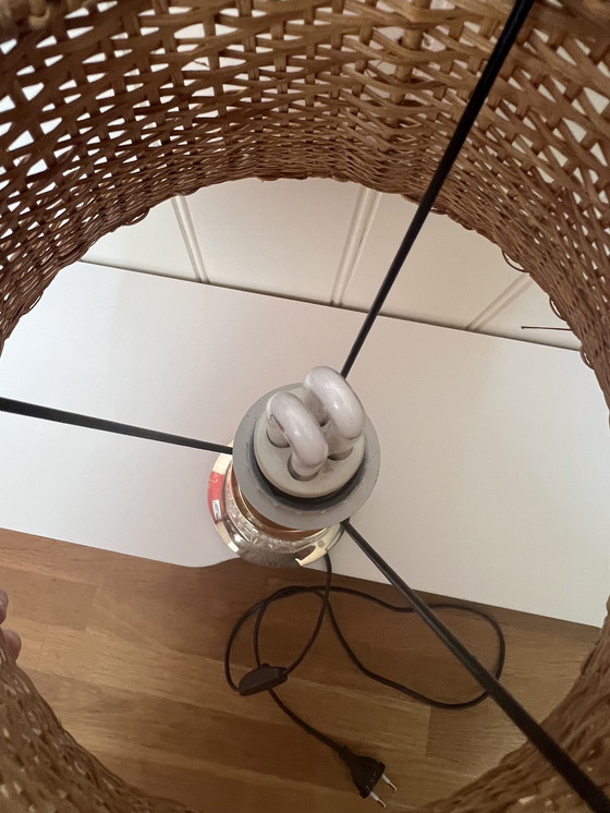 Image 1 of Lampada da tavolo vintage con paralume in rattan e base in vetro - stile boho