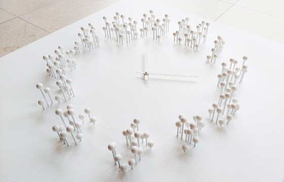 Image 1 of Horloge murale/sculpture murale illusionniste « Mocap » blanche