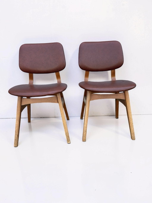 Juego de 2 sillas de comedor vintage con tapicería de piel sintética marrón rojiza.