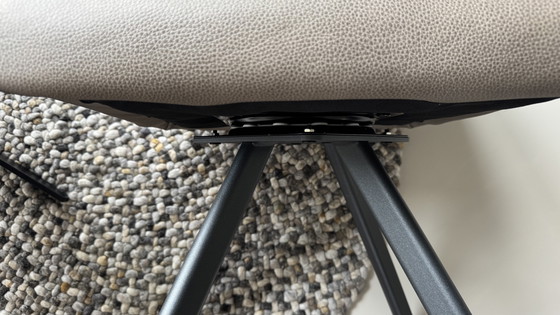 Image 1 of 3 draaibare eettafelstoelen met leer bekleed